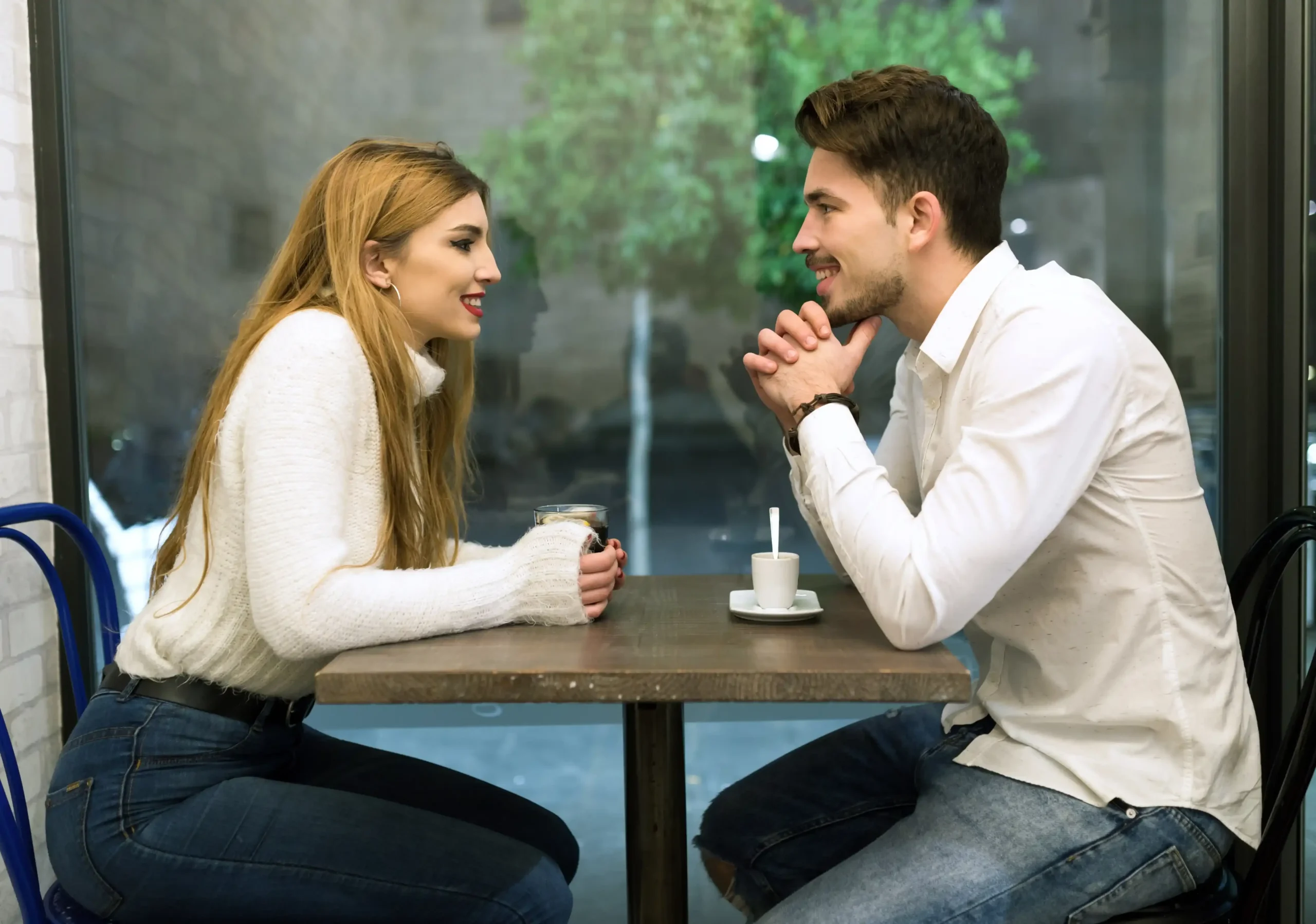 Signs of a healthy relationship couple discussing improvement strategies